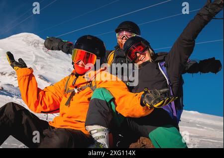 Lachende Freunde im Winterurlaub beim Skifahren in verschneiten Bergen, mit Blick auf die Kamera. Eine Gesellschaft von Menschen genießt einen Winterurlaub im Ski Stockfoto