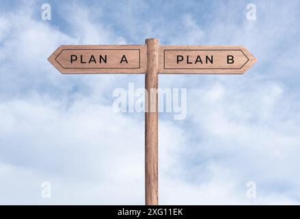 Plan A oder Plan B Konzept. Wegweiser mit zwei Botschaften auf Gegenweg und Himmelshintergrund Stockfoto