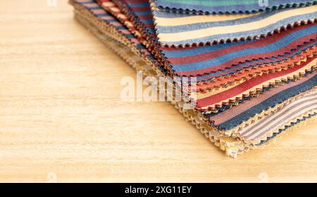 Stoff Textil Katalog auf Holztisch. Stoffmuster Polsterung und Dekoration. Speicherplatz kopieren Stockfoto