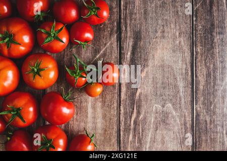 Tomaten auf Holzhintergrund, frisch gepflückte rote Tomatenfrucht-Rahmen, Background, Kopierraum Stockfoto