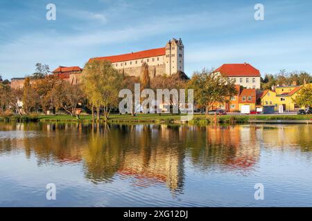 Schloss Wettin an der Saale im Herbst, Schloss Giebichenstein Wettin an der Saale im Herbst, Deutschland Stockfoto