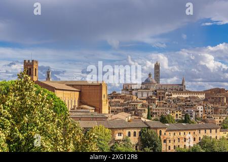 Blick auf das historische Zentrum von Siena in Italien Stockfoto