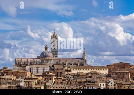 Blick auf das historische Zentrum von Siena in Italien Stockfoto