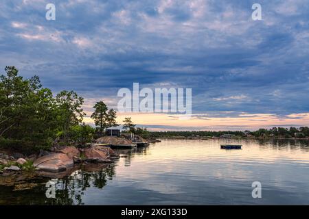 Ostseeküste mit Felsen und Bäumen in der Nähe von Oskarshamn in Schweden Stockfoto