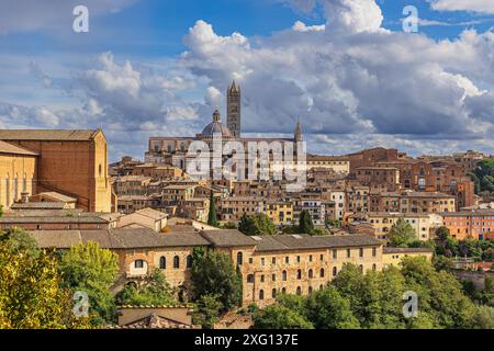 Blick auf das historische Zentrum von Siena in Italien Stockfoto