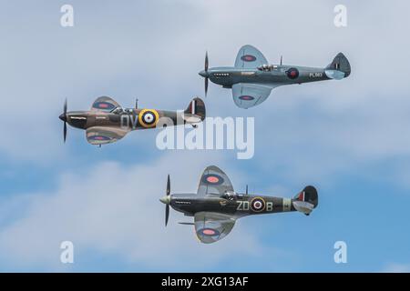 Old Buckenham, Vereinigtes Königreich - 29. Juli 2023: Drei Spitfire-Flugzeuge aus dem Zweiten Weltkrieg fliegen in einer Formation auf der Flugschau Stockfoto