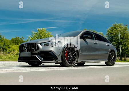 Sport Mercedes-Benz, CLA AMG 45 S 4-Matic 8G-DCT, 241KM, Breaking Shoot, Baujahr: 2020 linkes Halbprofil von unten. Dynamisch Stockfoto