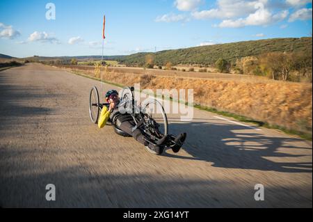 Athlet mit Behindertentraining mit seinem Handbike auf einer Strecke. Hochwertige Fotografie Stockfoto