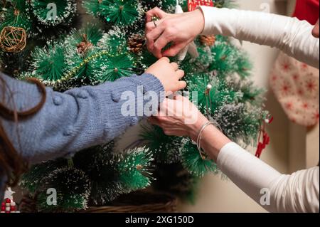 Nahaufnahme eines dekorierenden Weihnachtsbaums mit Mutter und Dughter. Hochwertige Fotografie Stockfoto