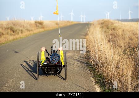 Athlet mit Behindertentraining mit seinem Handbike auf einer Strecke. Hochwertige Fotografie Stockfoto