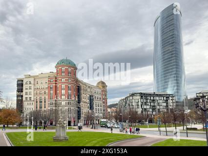 Bilbao, Spanien, 19. Dezember 2022: Panoramablick auf den Euskadi-Platz, faszinierende architektonische Stadtlandschaft von Bilbao. Hochwertige Fotografie Stockfoto