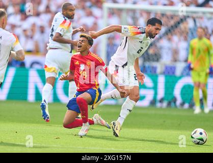 Emre kann, DFB 25 um Ball, Tackling, Duell, Header, zweikampf, Aktion, Kampf gegen Lamine Yamal, ESP 19 im Viertelfinalspiel DEUTSCHLAND - SPANIEN der UEFA-Europameisterschaft 2024 am 5. Juli 2024 in Stuttgart. Fotograf: Peter Schatz Credit: Peter Schatz/Alamy Live News Stockfoto