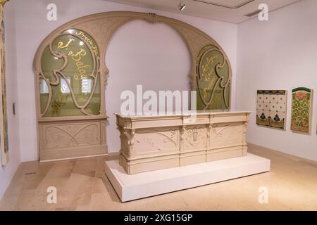 Theke und Bogen, um 1904, Holz und Glas, Can Banque Store, Museu de Mallorca, Palma, Mallorca, Spanien Stockfoto