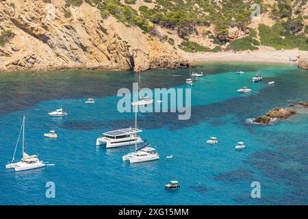 Freizeitboote vor Anker in Cala dÂ'Egos, der Küste von Andratx, Mallorca, den Balearen, Spanien Stockfoto