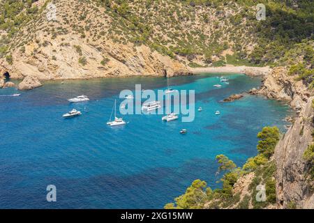 Freizeitboote vor Anker in Cala dÂ'Egos, der Küste von Andratx, Mallorca, den Balearen, Spanien Stockfoto