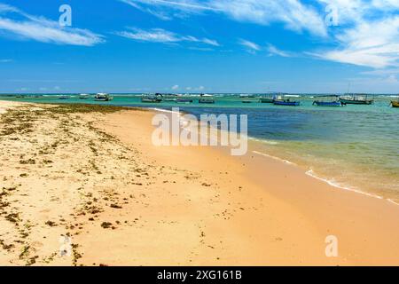 Boote auf dem transparenten Wasser von Itapua Beach in der Stadt Salvador in Bahia an einem sonnigen Tag Stockfoto