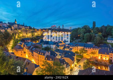 Großherzogtum Luxemburg, nächtliche Skyline am Grund entlang der Alzette in der historischen Altstadt von Luxemburg Stockfoto