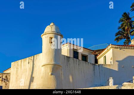 Mauern und Wachhaus einer alten kolonialen Festung in der Stadt Salvador in Bahia, beleuchtet durch den Sonnenuntergang Stockfoto