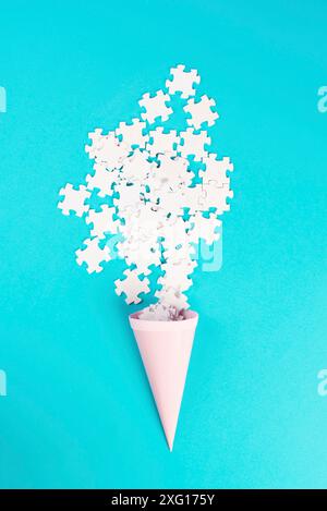 Kegel mit weißen Puzzleteilen, blauer Hintergrund, die Puzzleteile verteilen, nach Ideen und Lösungen suchen, im Team Brainstorming, flach liegend Stockfoto