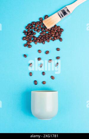 Pinsel Farben Wolke mit gerösteten Kaffeebohnen regnet in eine Tasse, eine Pause machen, mit einem Espresso zum Frühstück am Morgen, heiße Getränke, Copy Space Stockfoto