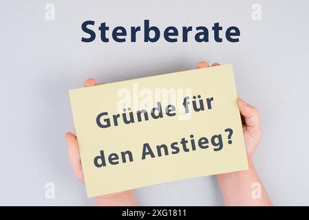 Die deutschen Worte für die Sterblichkeitsrate, die Gründe für den Anstieg stehen auf dem Papier, covid-19 pandemische Todesfälle, Impfschäden Stockfoto