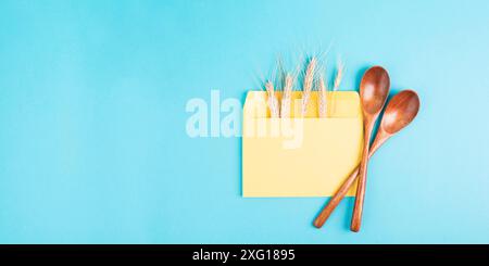 Umschlag mit Weizenohren und leeren Löffeln, Lebensmittelknappheit und steigenden Preisen, Armut durch Inflation Stockfoto