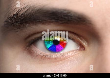 Das Auge des Mannes ist in Regenbogenfarben getönt, Nahaufnahme Stockfoto