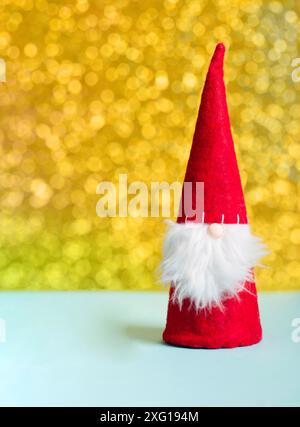 GNOME mit goldenen Bokeh-Lichterketten, weihnachtsgrußkarte, Wintersaison Stockfoto