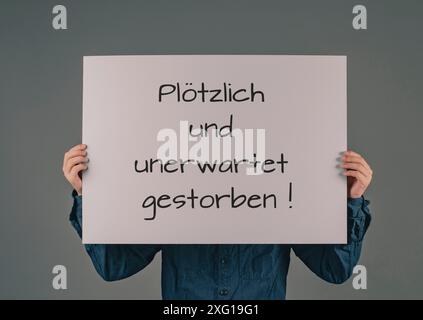 Starb plötzlich und unerwartet steht in deutscher Sprache auf dem Schild, Aufklärung der Erhöhung der Sterblichkeit, Sterberate COvid-19 Jab Stockfoto