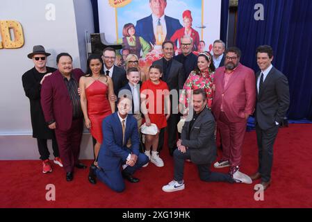 Hollywood, USA - 30. April 2024: Darrell Hammond, Adrian Martinez, Jerry Seinfeld, Sarah Cooper, Christian Slater, Rachael Harris, Bailey Sheetz, E Stockfoto