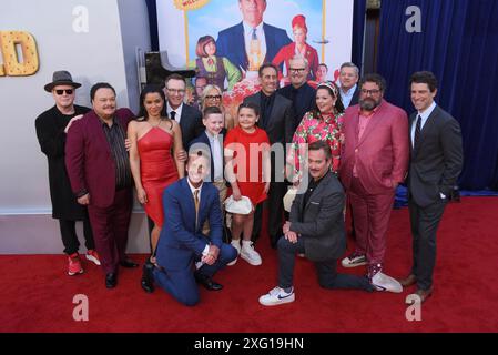 Hollywood, USA - 30. April 2024: Darrell Hammond, Adrian Martinez, Jerry Seinfeld, Sarah Cooper, Christian Slater, Rachael Harris, Bailey Sheetz, E Stockfoto