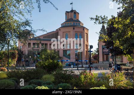 Blick auf das Rathaus und das Zentrum für darstellende Künste von außen Stockfoto