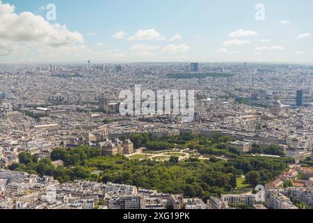 Blick von oben auf den berühmten Garten Jardin du Luxembourg und den Luxemburger Palast als typische pariser Gebäude im Hintergrund in Paris, Frankreich Stockfoto