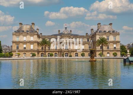 Der Senat spiegelt sich im Teich des Luxemburger Gartens Stockfoto