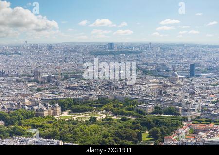 Blick von oben auf den berühmten Garten Jardin du Luxembourg und den Luxemburger Palast als typische pariser Gebäude im Hintergrund in Paris, Frankreich Stockfoto