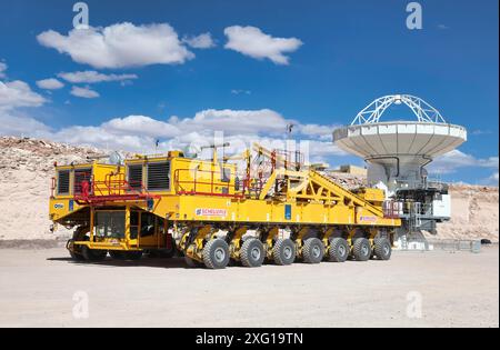 ALMA ist das größte astronomische Projekt, das es gibt. Otto ist ein spezialisierter Lkw, der die Antennen vom Basislager aus transportiert oder bewegt Stockfoto