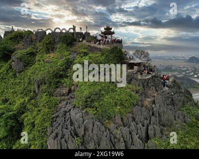 Top-Pagode des Hang Mua Tempels mit Drachen in Tam Coc, Provinz Ninh Binh Stockfoto