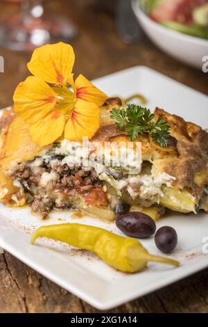 Griechisches Moussaka auf einem weißen Teller Stockfoto