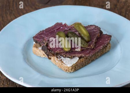 Pastrami Toast auf Roggentoast Stockfoto