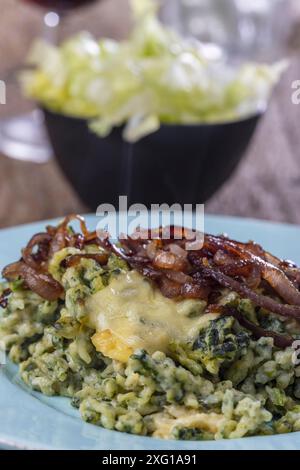 Bayerischer Spätzle mit Käse und Salat Stockfoto