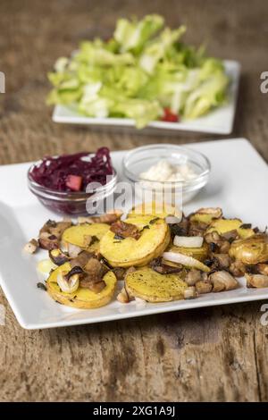 Bayerischer Groestl mit Salat auf Holz Stockfoto