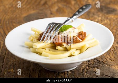 Maccheroni-Nudeln mit Bolognaise-Sauce Stockfoto