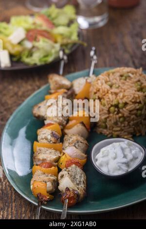 Fleisch auf Spießen mit Reis Stockfoto