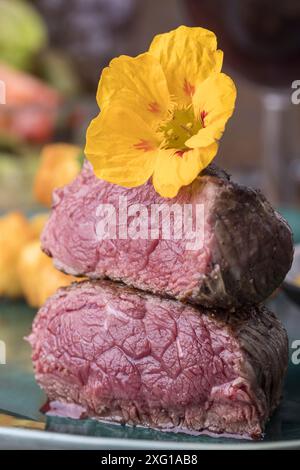 Steak mit Kroketten auf Holz Stockfoto