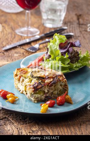 Ein Stück französische Quiche mit Salat Stockfoto