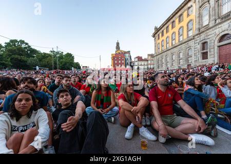 Die Fans der portugiesischen Fußballmannschaften sehen sich am 5. Juli 2024 auf einem Bildschirm auf einem Platz in Amor de Perdição in der Innenstadt von Porto an. Frankreich gewinnt im Elfmeterschießen, Vorsprung ins Halbfinale. Stockfoto