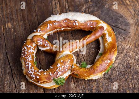 Bayerische Butterbrezel auf Holz Stockfoto