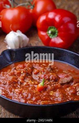 Ungarischer Gulasch in einer Pfanne Stockfoto