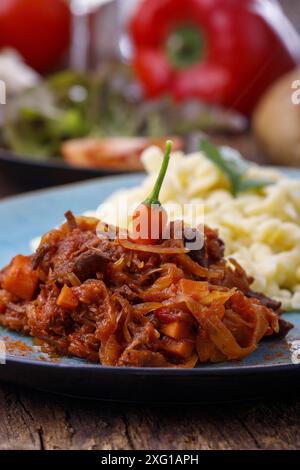 Szeged Gulasch auf dunklem Holz Stockfoto