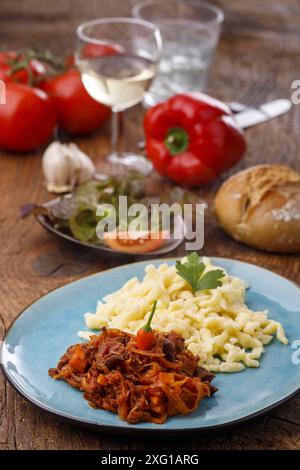 Szeged Gulasch auf dunklem Holz Stockfoto